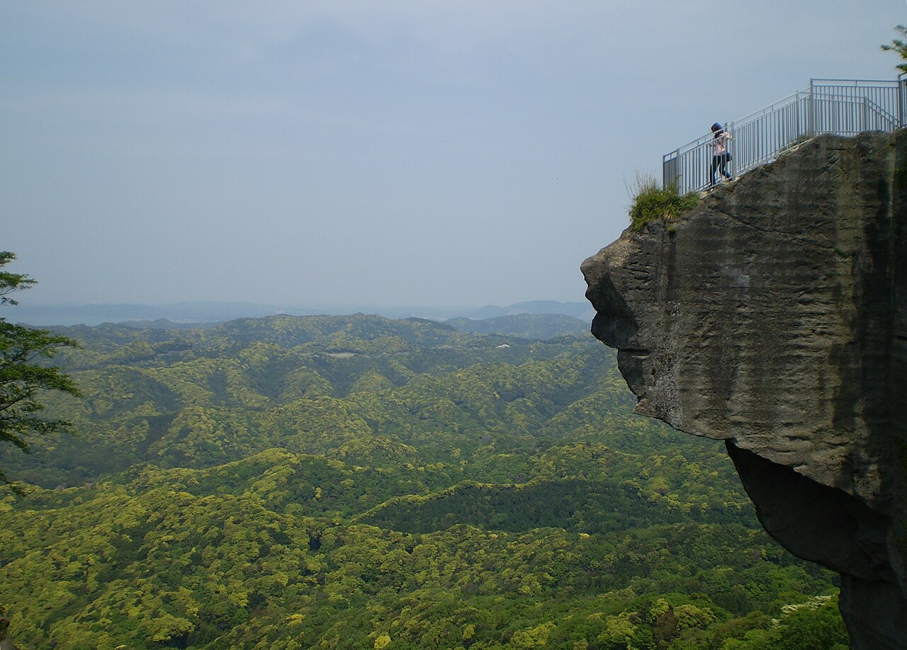 Jigoku-nozoki viewpoint on Mount Nokogiri
