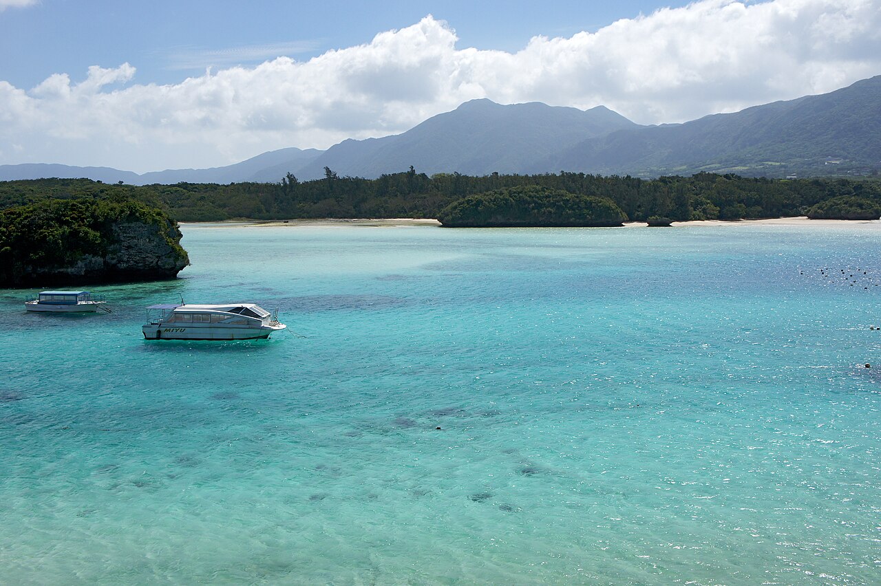 Kawahira Bay (川平湾)