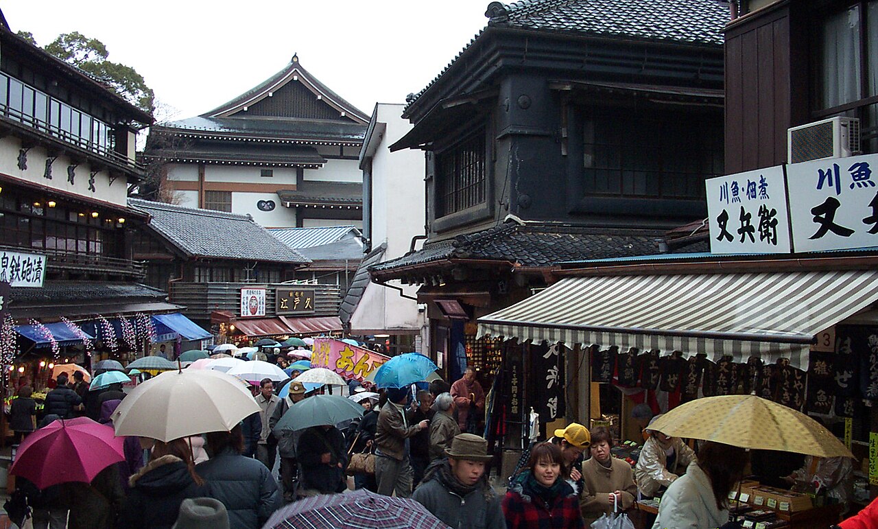 Narita Sandō (approach street with shops)