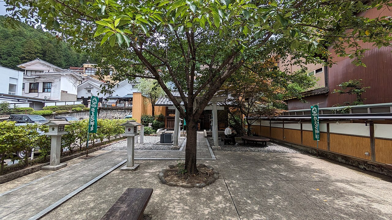 Kaeru Shrine (Frog Shrine)