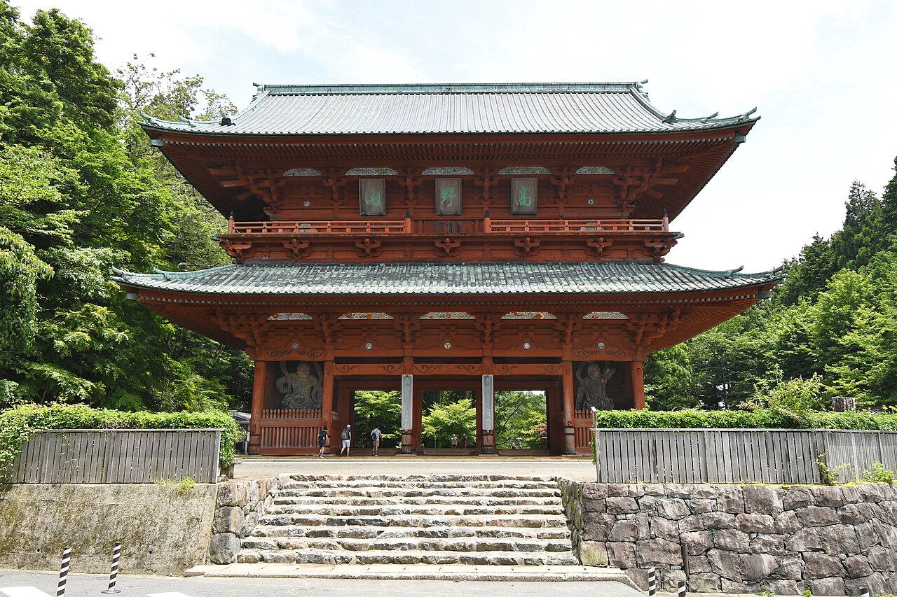 Daimon (Great Gate) with guardian statues