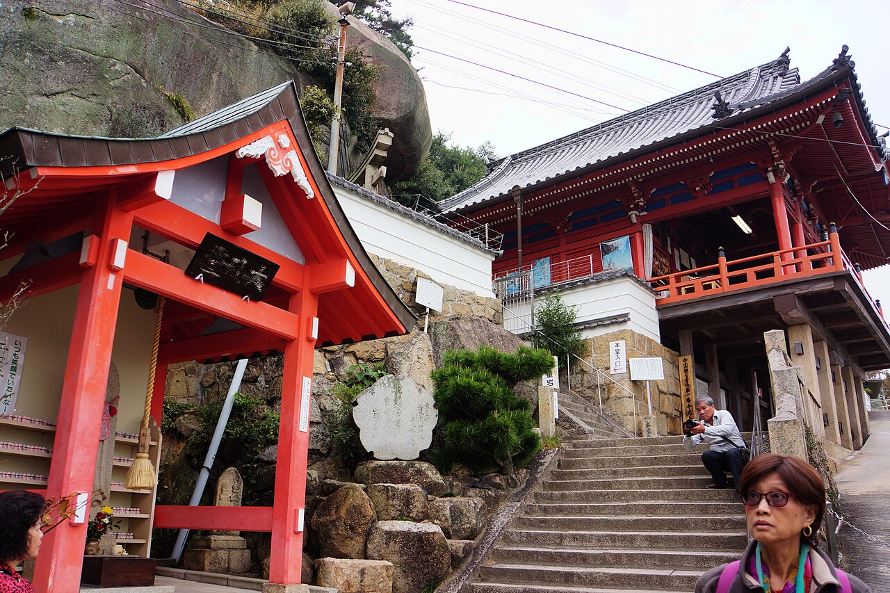 Senko-ji Temple (千光寺) in Onomichi — 6000x4000 landscape view showing the temple structure and surrounding area.
