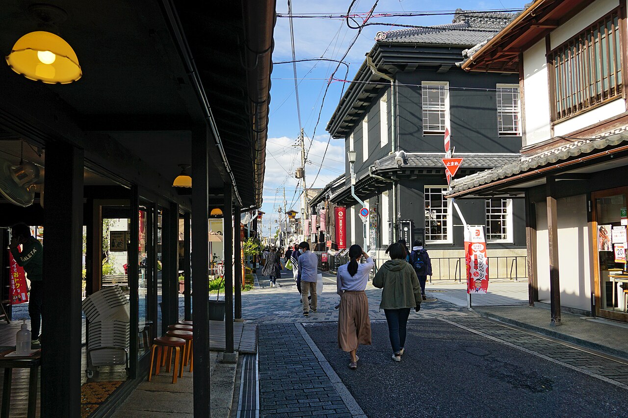 Nagahama Black Wall Square